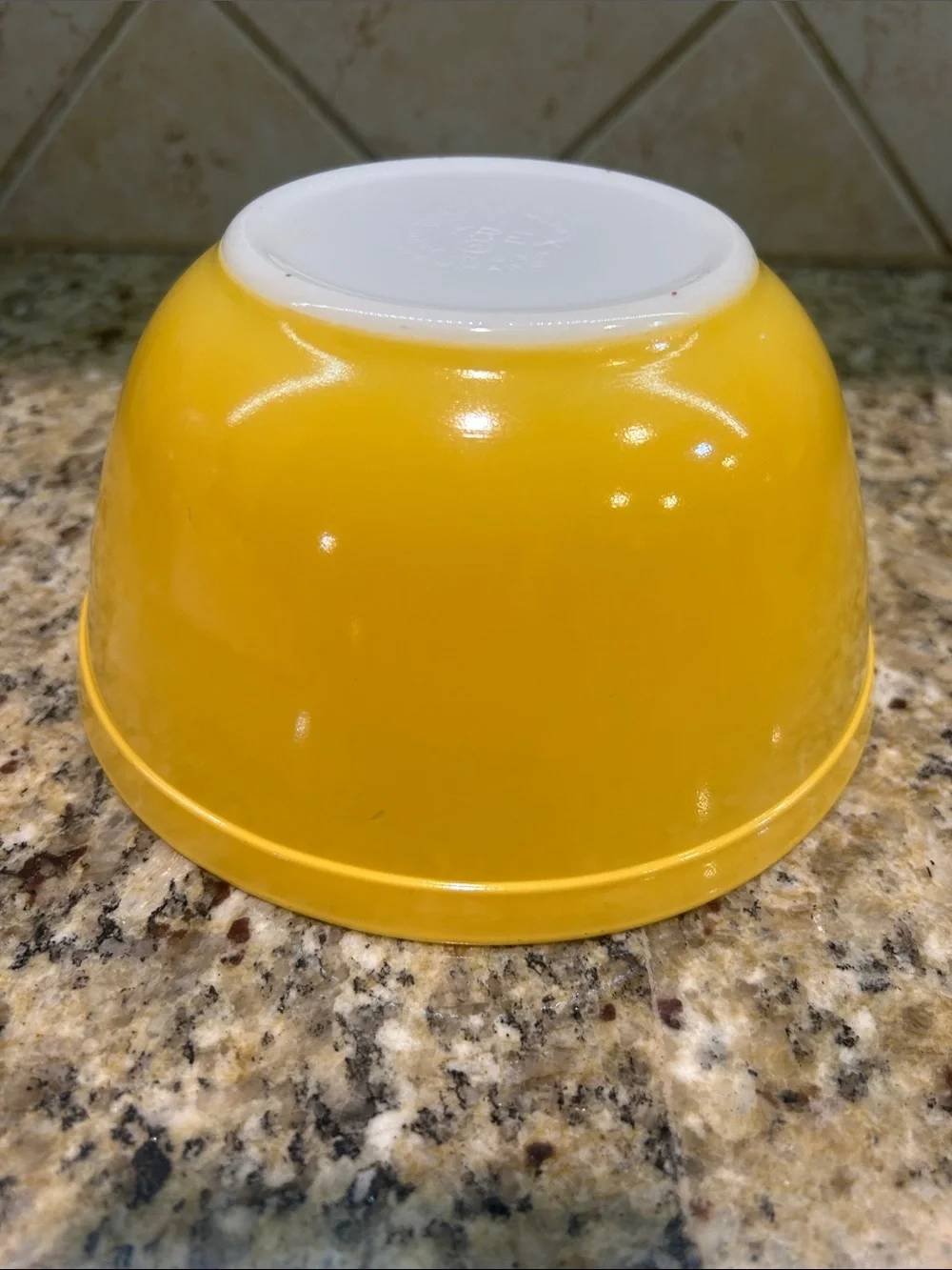 Pyrex 402 1 1/2 Quart mixing bowl yellow